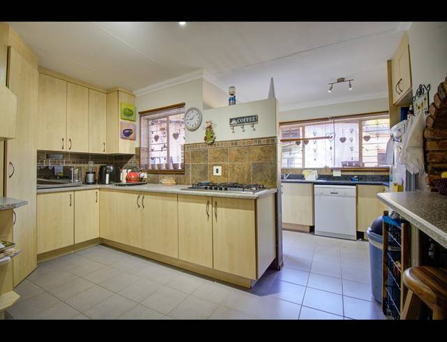 4 BEDROOM HOUSE SOLD IN LYTTELTON MANOR